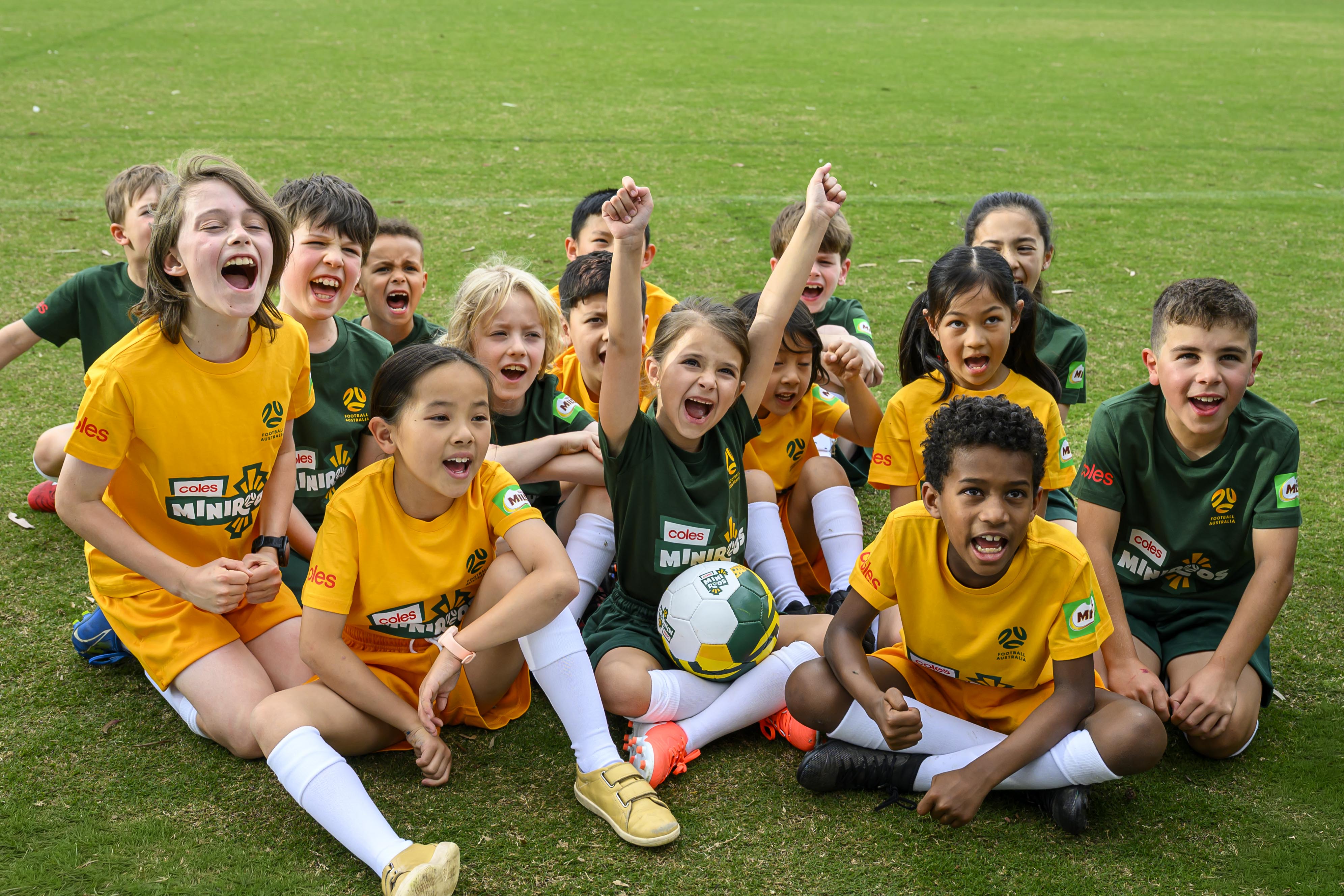 MiniRoos and MiniTillies kids sitting down together