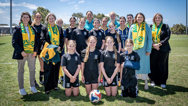 Ahead of the upcoming CommBank Matildas matches against Chinese Taipei, Emily Gielnik and Chloe Lincoln headed to Surf Coast FC to meet a group of lucky juniors from the local football community.